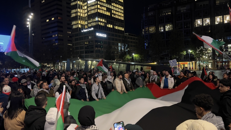 Rotterdam tren garı önünde Filistin’e destek gösterisi yapıldı